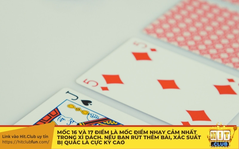 Mốc 16 và 17 điểm là mốc điểm nhạy cảm nhất trong Xì Dách. Nếu bạn rút thêm bài, xác suất bị quắc là cực kỳ cao. 